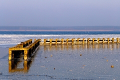 eingefrorener-holzsteg-winter-fleesensee