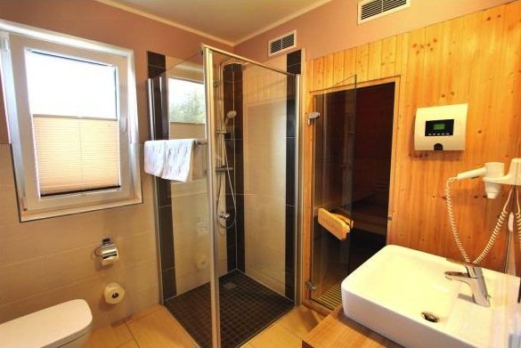Erstes Badezimmer mit Sauna und verglaster Raindance-Dusche
